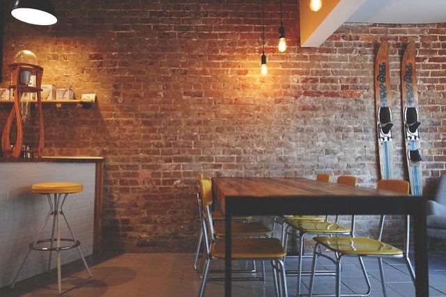 Quelles chaises marier avec une table industrielle ?