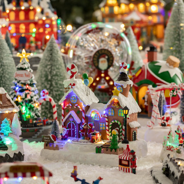 Village Noël lumineux maison pain d'épice avec enfants musical et animé - Le Dépôt Bailleul