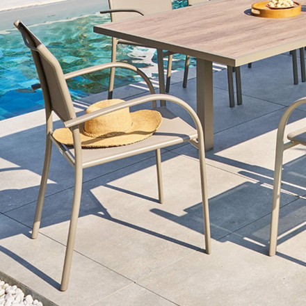 Fauteuil empilable Piazza Hespéride noisette/café - Le Dépôt Bailleul