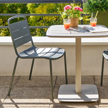 Chaise extérieure métal empilable Alegoria vert laurier Hespéride - Le Dépôt Bailleul