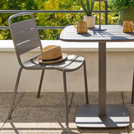 Chaise extérieure métal empilable Alegoria café Hespéride - Le Dépôt Bailleul