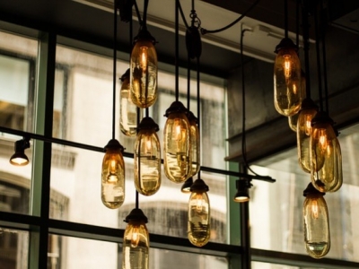 Révéler un plafond avec poutres : quel luminaire choisir ?