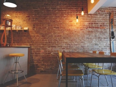 Quelles chaises marier avec une table industrielle ?